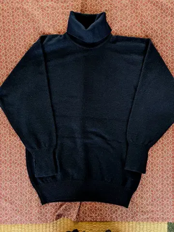 캐시미어 네이비 컬러 터틀넥 스웨터
