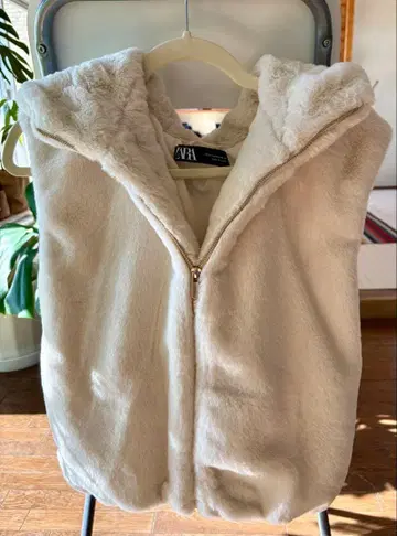 ZARA 후드 부착 베스트 화이트