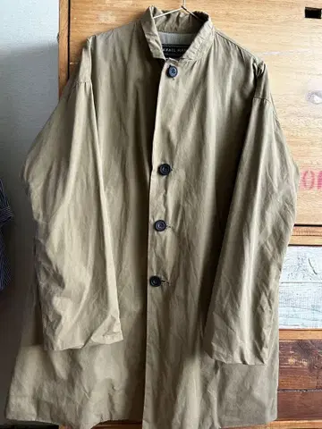 TRAVAIL MANUEL 베이지 버튼 코트