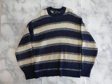 털이 긴 스트라이프 패턴 크루넥 스웨터