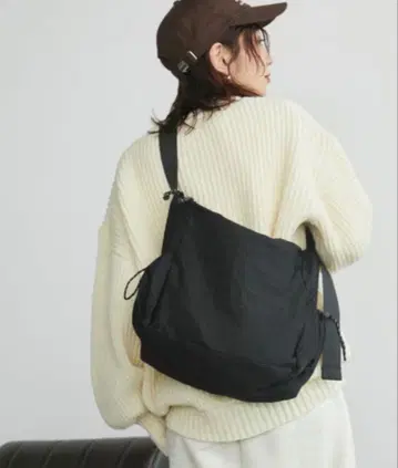 Auntie Rosa Holiday 나일론 스퀘어 숄더