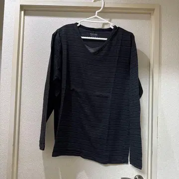 PLUS ONE 다크 그레이 스트라이프 V넥 긴팔 셔츠