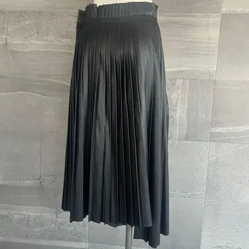 미사용 택 포함 ADORE 어도어 플리츠 스커트 비대칭 가죽