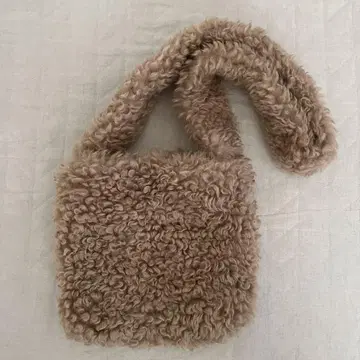 허그아워 복슬복슬 인조 모피 숄더백