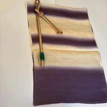 보라색과 크림색의 가로 줄무늬 패턴 오비 장식 천과 허리띠 세트