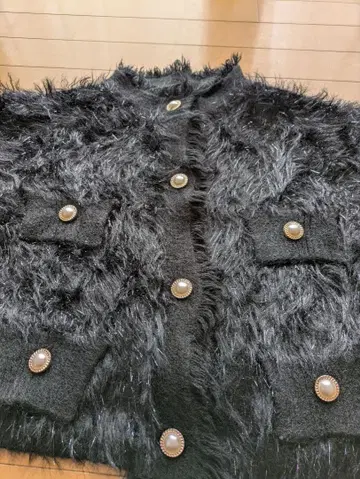 샤기 소재 골드 버튼의 블랙 가디건