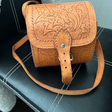 레트로한 브라운 가죽 엠보싱 숄더백