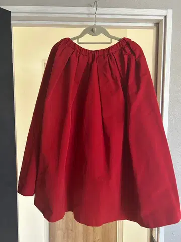 Balcony and Bed 플레어 스커트 레드