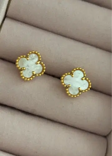 [ 새상품급 ] 네잎클로버형 스터드 귀걸이 양쪽 귀