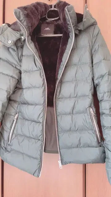 ZARA 다크 그린 후드 부착 다운 자켓