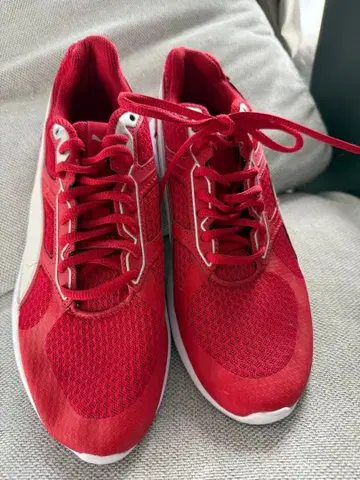 Puma 레드 러닝화