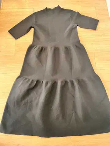 PLUS OTO.HA 블랙 티어드 니트 원피스