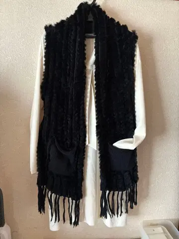 블랙 퍼 니트 베스트 포켓 부착