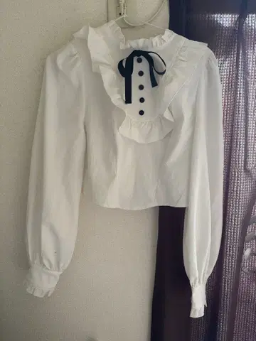 화이트 프릴 크롭 셔츠