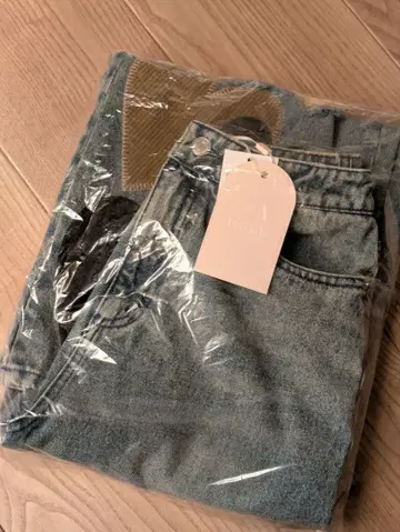 미사용 새상품 랜덤 하트 패치워크 데님 팬츠 S 사이즈