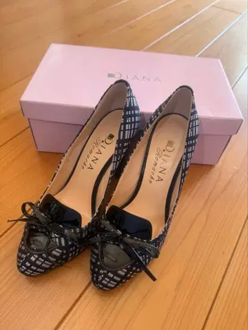 DIANA 블랙 화이트 체크 무늬 하이힐 [ 22.5 ]