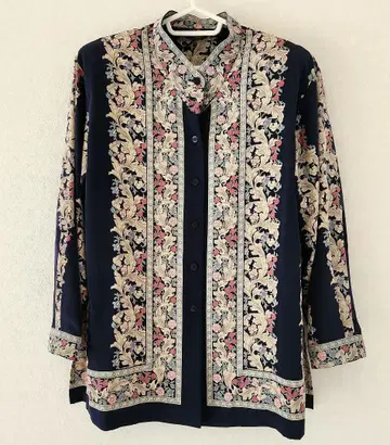 새상품급 V&A 도쿄 블라우스 네이비 스탠드 카라 오버 사이즈