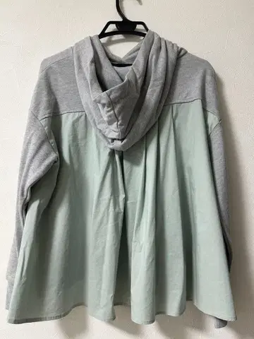 새상품급 Bou Jeloud 백 이소재 절개 후드 부착 맨투맨