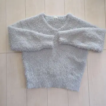 퍼풍 라이트 그레이 V넥 니트