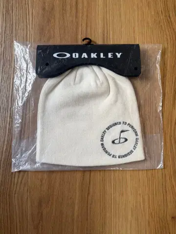 Oakley 화이트 니트 모자