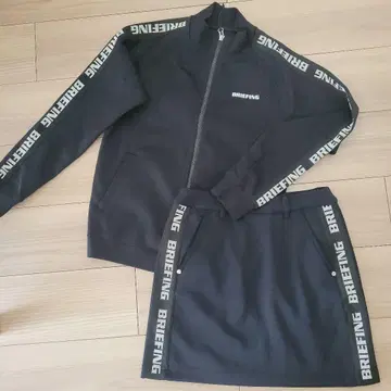 세련된 BRIEFING 로고 테이프 자켓 & 스커트 블랙 셋업