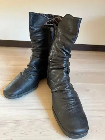 블랙 가죽 부츠 지퍼 포함