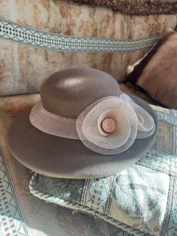 새상품급 그레이 플라워 장식 펠트 햇