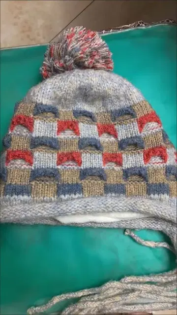 체크 무늬 폼폼 포함 니트 모자