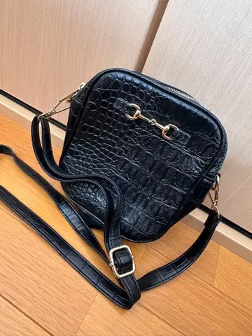 블랙 합성 피혁 숄더백