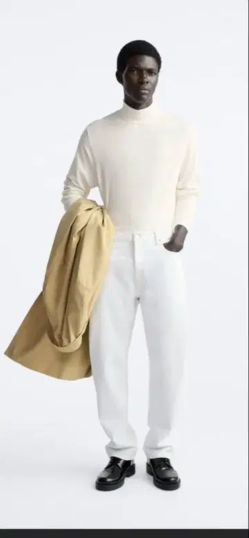 화이트 터틀넥 니트