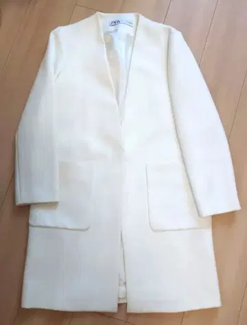 ZARA 화이트 체스터 코트