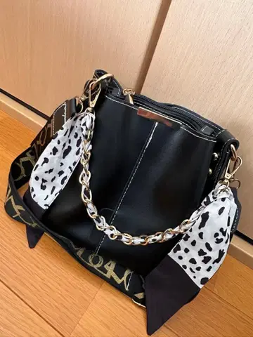 레오파드 무늬 스카프 포함 블랙 숄더백