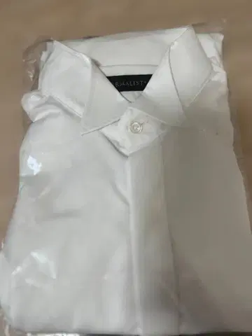 화이트 긴팔 셔츠와 서스펜더 세트