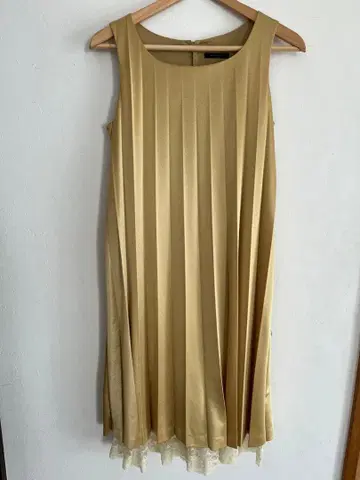 골드 플리츠 슬리브리스 원피스