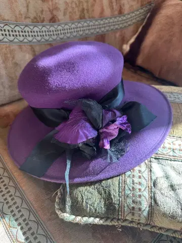 새상품급 보라색 볼러햇 블랙 리본 포함