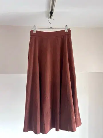 KBF 브라운 페이크 스웨이드 플레어 스커트