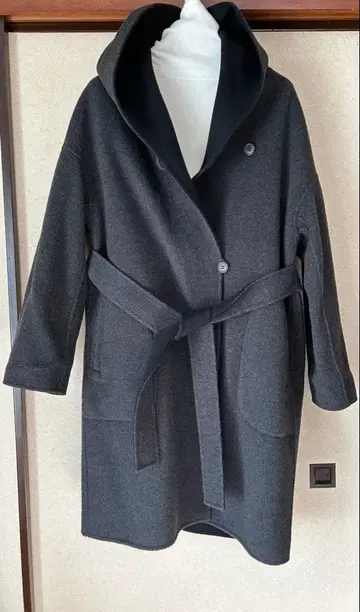 다크 그레이 후드 부착 롱 코트