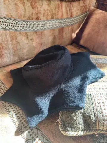 블랙 별 모양 디자인의 베레모