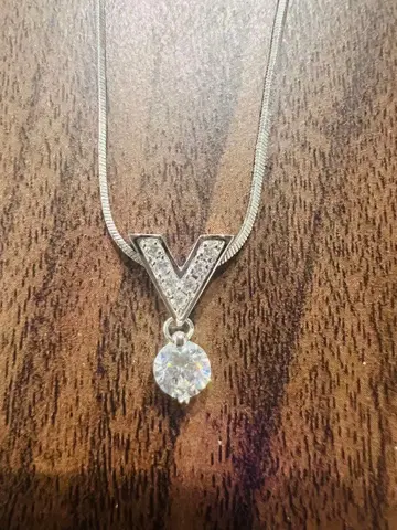 [미사용 새상품] V자형 지르코니아 펜던트 목걸이 SV925