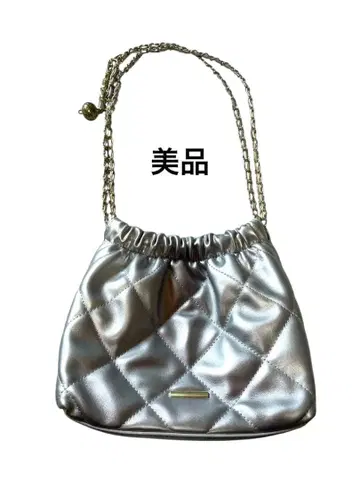 새상품급 실버 퀼팅 숄더 키체인 스트랩 백