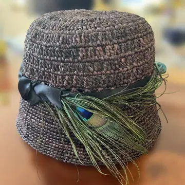 공작 깃털 장식 모자 다크 브라운 스트로우 햇