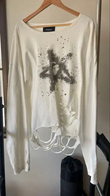 큐빅 디자인 그래픽 데미지 롱 T