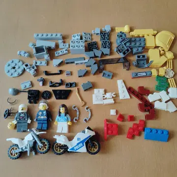 레고 미니피규어 3체와 블록 여러 가지 세트