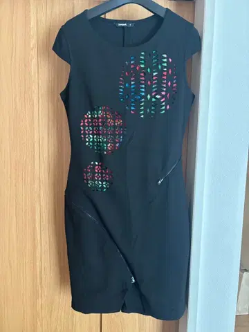 데시구알 블랙 반팔 원피스 컬러풀 자수