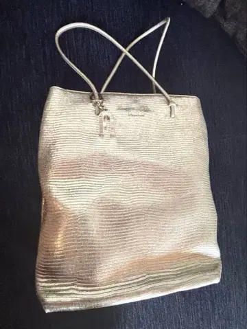 FURLA 샴페인 골드 크로커다일풍 토트백 참 포함