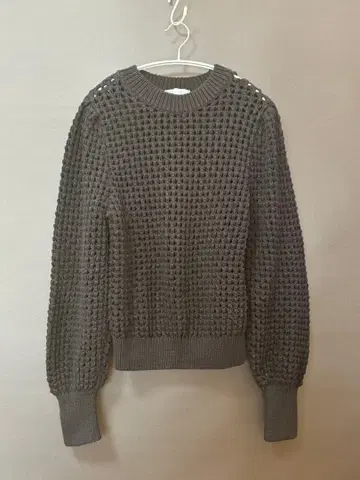 다크 그레이 긴팔 뜨개질 스웨터