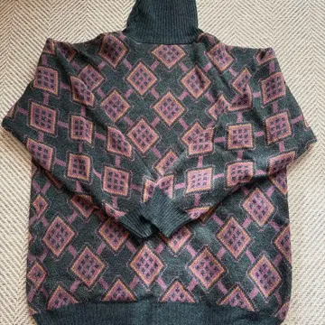 기하학 패턴 터틀넥 니트 스웨터