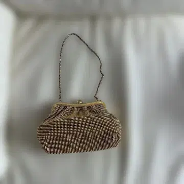 KUMIKYOKU 골드 클러치백