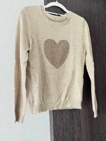 베이지 하트 모티브 니트 스웨터 긴팔