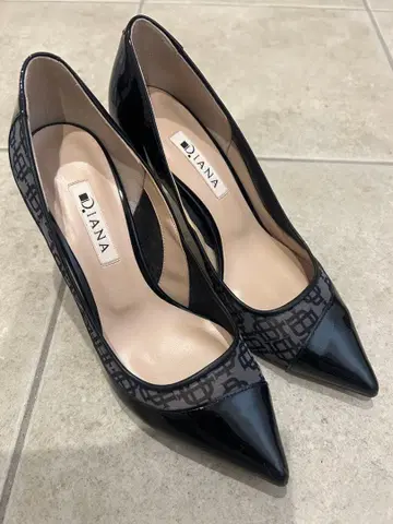 DIANA 블랙 에나멜 스틸레토 하이힐